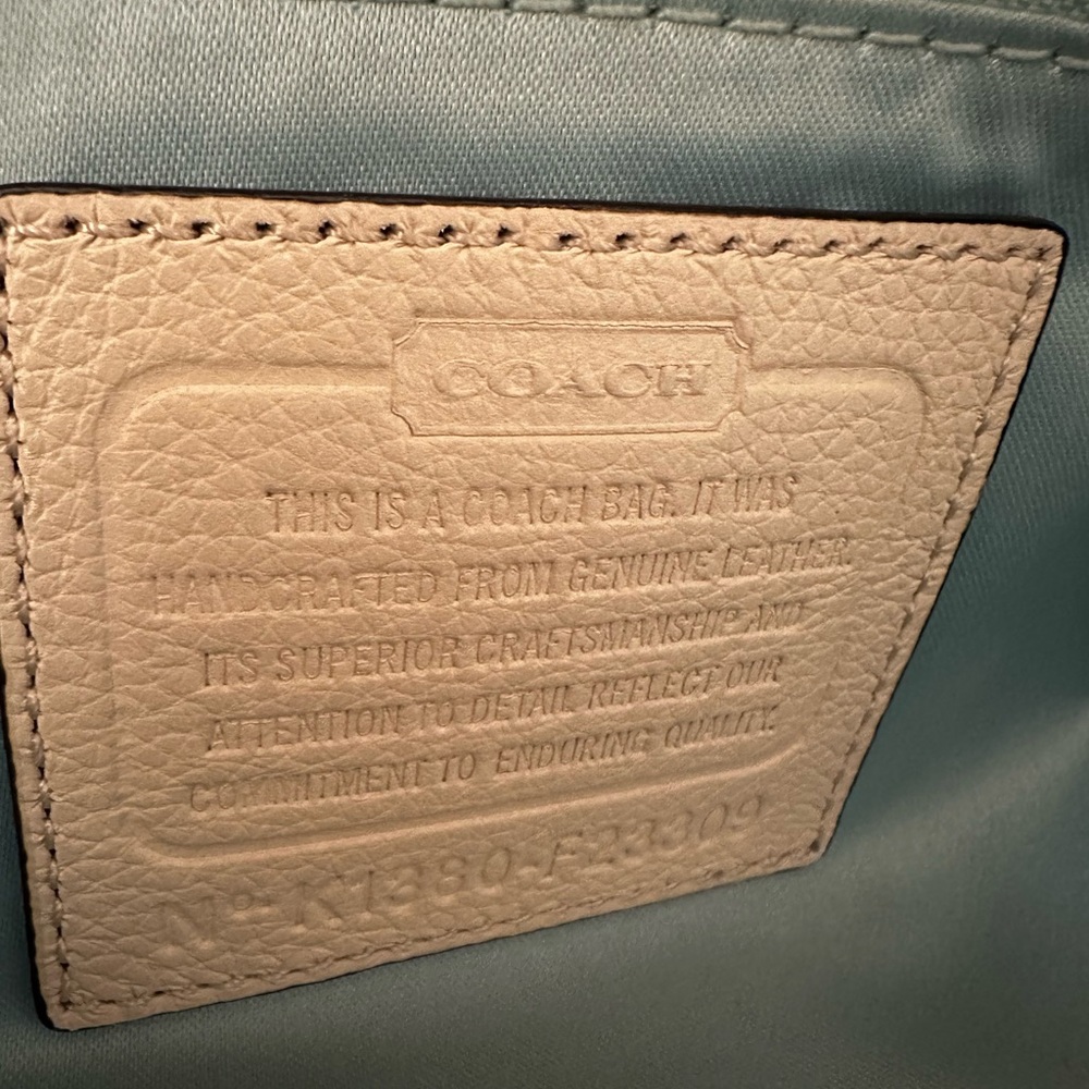 Gorgeous Cream Authentic Coach Leather Bag with Blue Interior - Picture 2 of 13